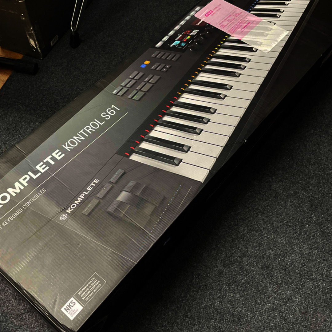 NATIVE INSTRUMENTS(ネイティブインストゥルメンツ)の【新品】KOMPLETE KONTROL S61 MK2 MIDIキーボード 楽器の鍵盤楽器(キーボード/シンセサイザー)の商品写真