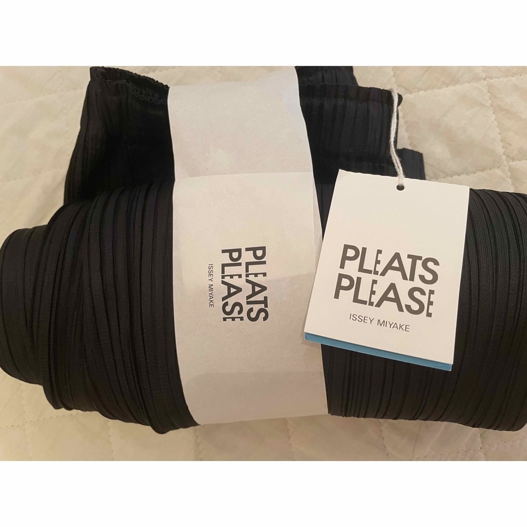 PLEATS PLEASE ISSEY MIYAKE(プリーツプリーズイッセイミヤケ)のpleats please thicker bottoms2 新品　black3 レディースのパンツ(その他)の商品写真