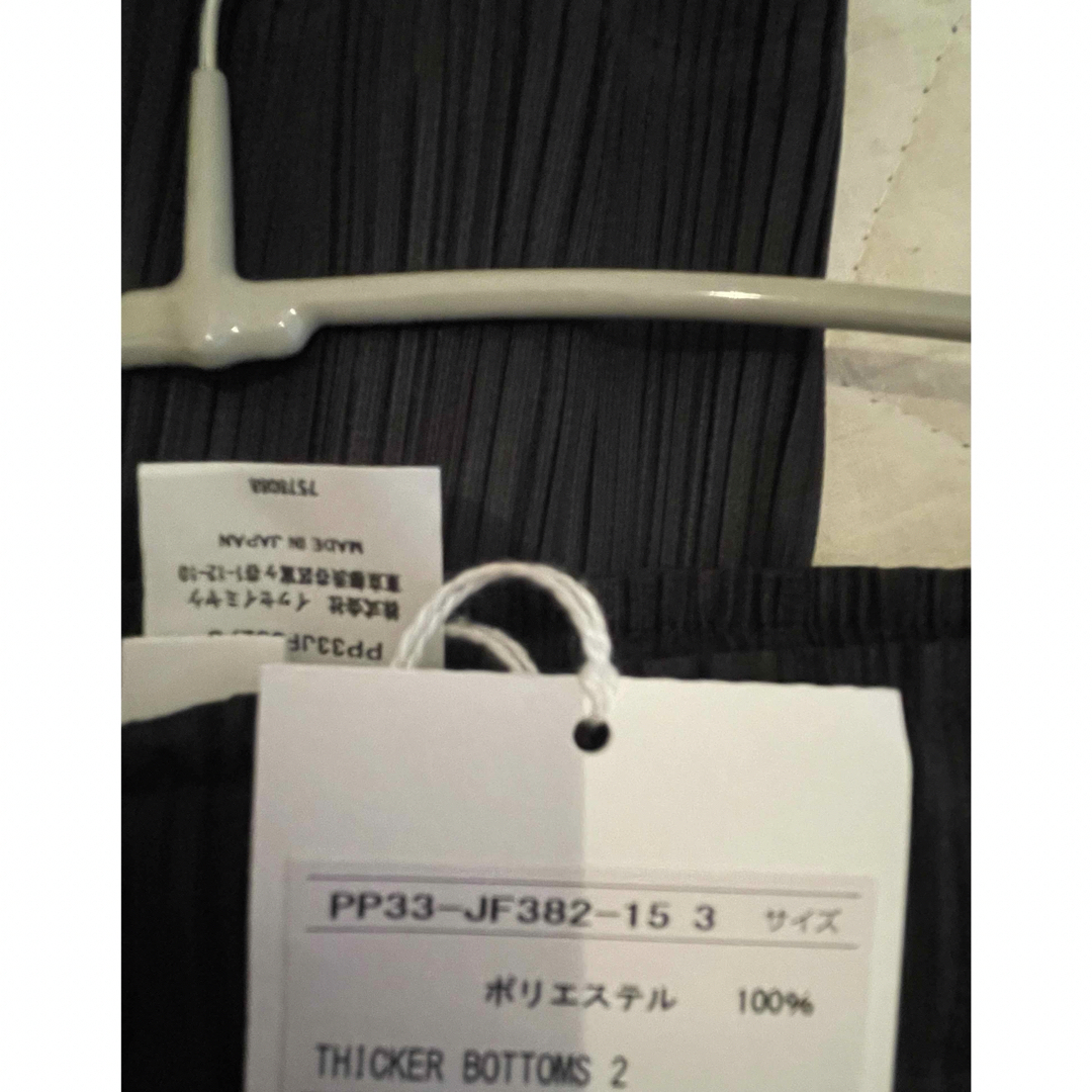 PLEATS PLEASE ISSEY MIYAKE(プリーツプリーズイッセイミヤケ)のpleats please thicker bottoms2 新品　black3 レディースのパンツ(その他)の商品写真