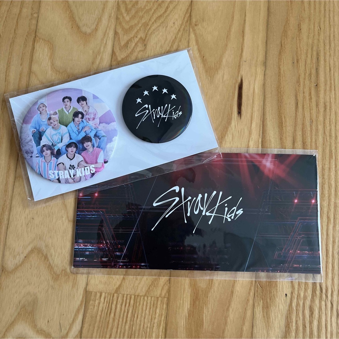 Stray Kids(ストレイキッズ)のstraykids Dome tour アップグレード特典　缶バッジ2種とトレカ エンタメ/ホビーのCD(K-POP/アジア)の商品写真