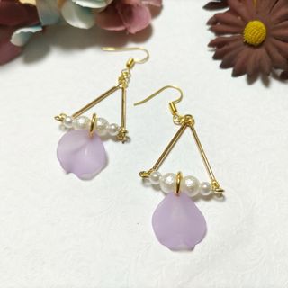 No.1035  花びらとコットンパール風のピアス(ピアス)