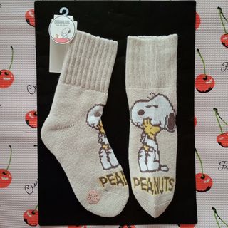 ピーナッツ(PEANUTS)の☃❄SNOOPYのふわふわ内側パイルソックス。ベージュ。【完売品】(ソックス)