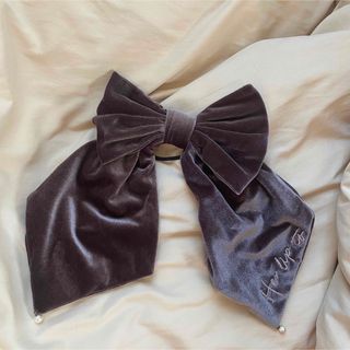 Her lip to Velvet Bow Scrunchie Black