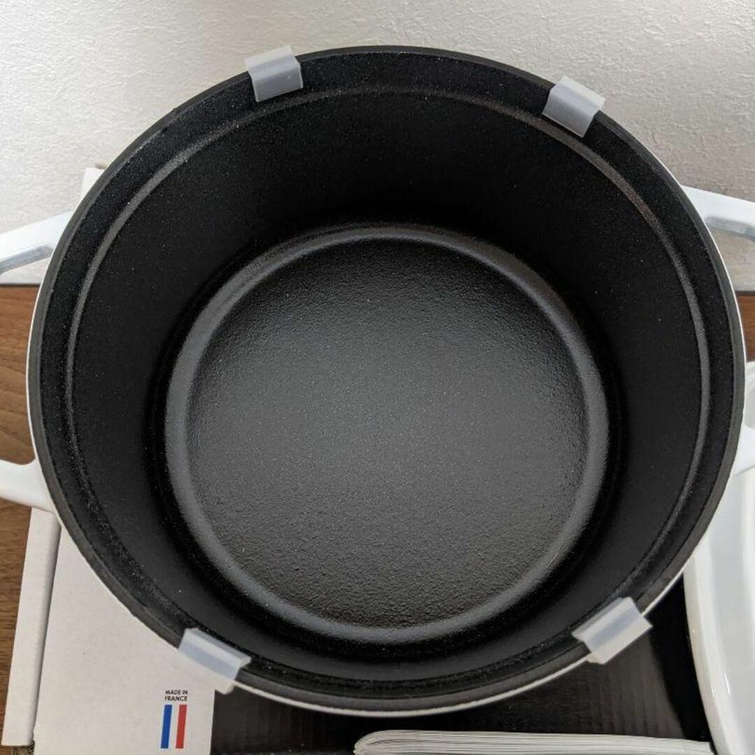 ストウブ　Staub　ホワイト　ココットラウンド　18㎝　生涯保証付　新品