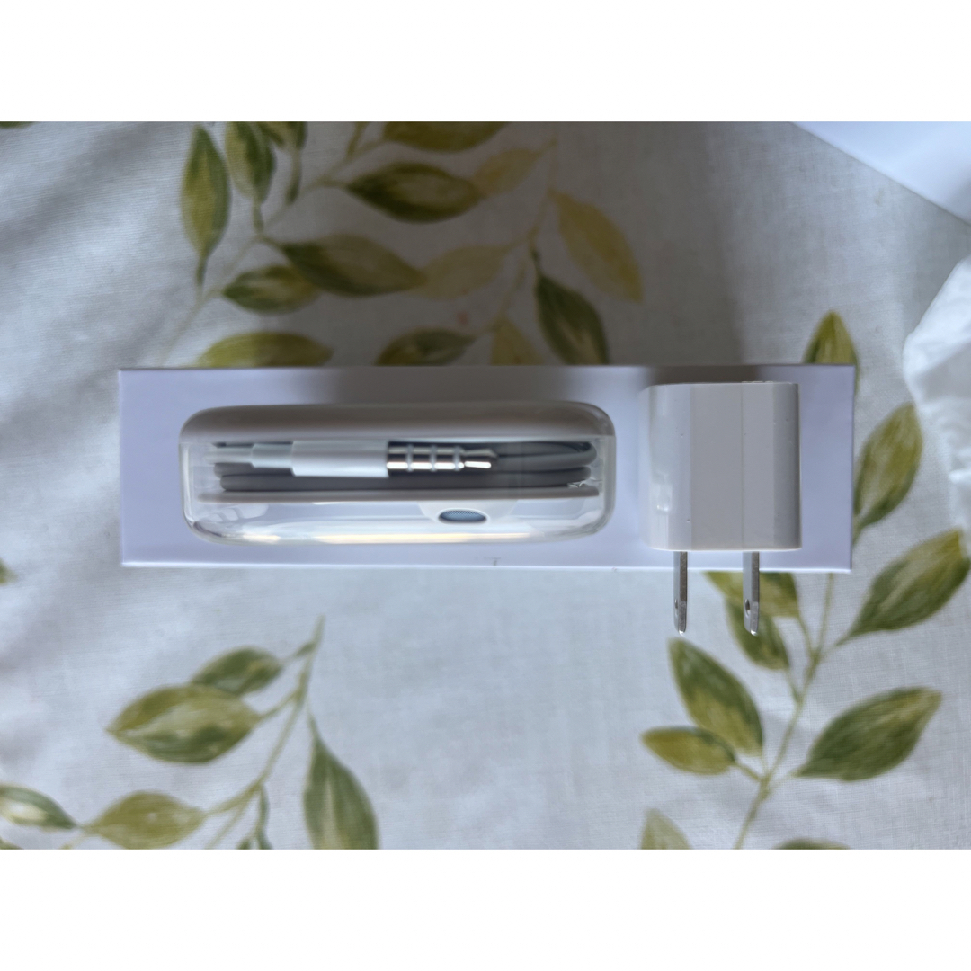 Apple(アップル)のアイホン6 イヤホン、充電プラグ　2品　 スマホ/家電/カメラのオーディオ機器(ヘッドフォン/イヤフォン)の商品写真