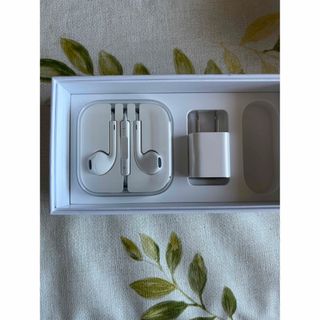 アップル(Apple)のアイホン6 イヤホン、充電プラグ　2品　(ヘッドフォン/イヤフォン)