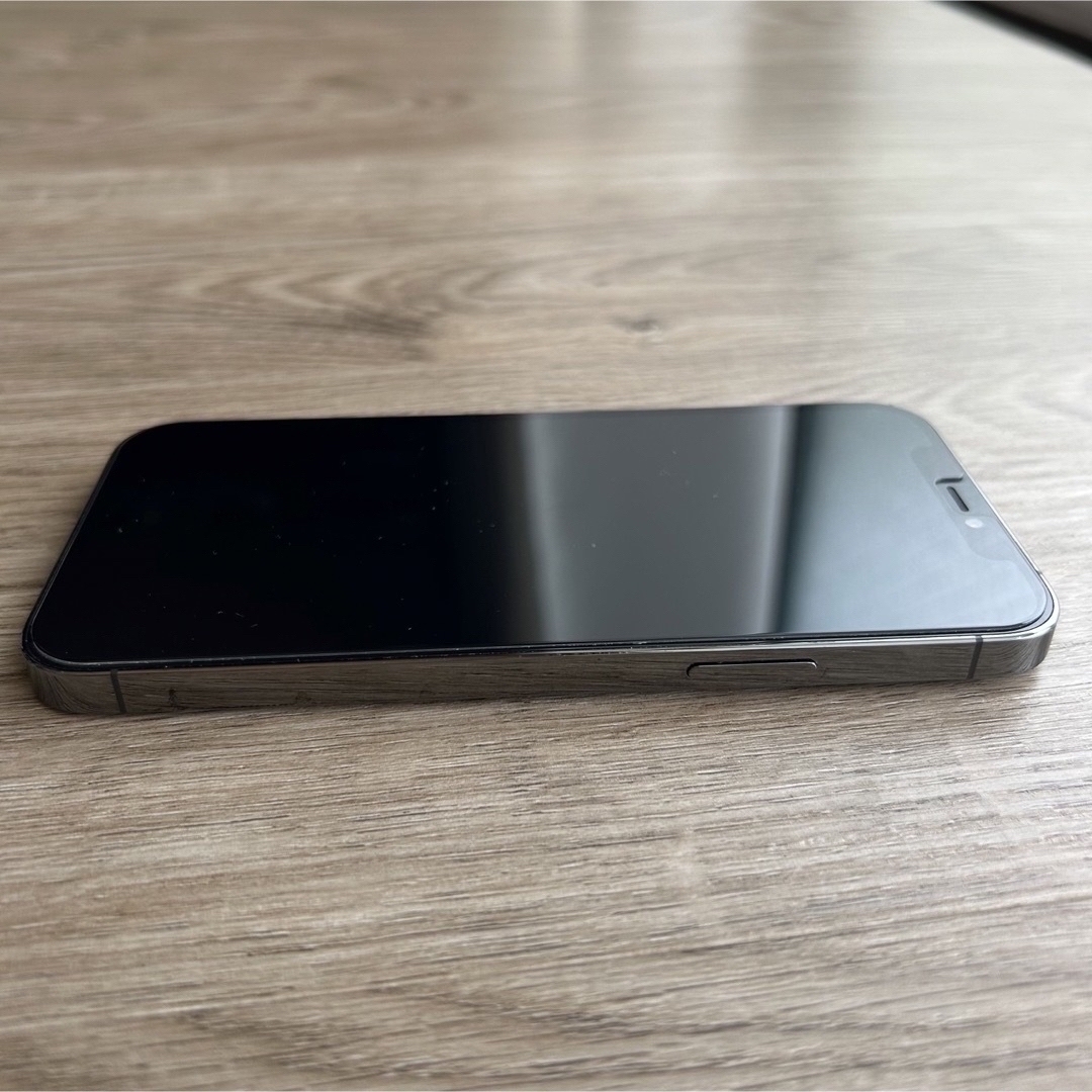 iPhone(アイフォーン)の【美品】iPhone12 pro ブラック 256GB 付属品あり スマホ/家電/カメラのスマートフォン/携帯電話(スマートフォン本体)の商品写真