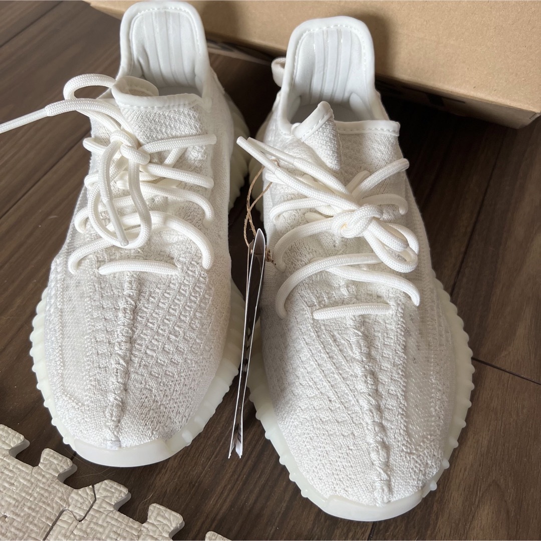 YEEZY（adidas）(イージー)のYEEZY BOOST 350 V2 BONE レディースの靴/シューズ(スニーカー)の商品写真