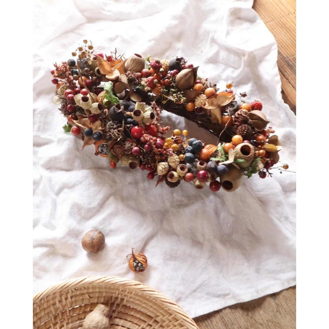 秋支度ꎺ⠜ごろっと木の実のオーバルリース　木の実のリース　ハロウィンリース ハンドメイドのフラワー/ガーデン(リース)の商品写真
