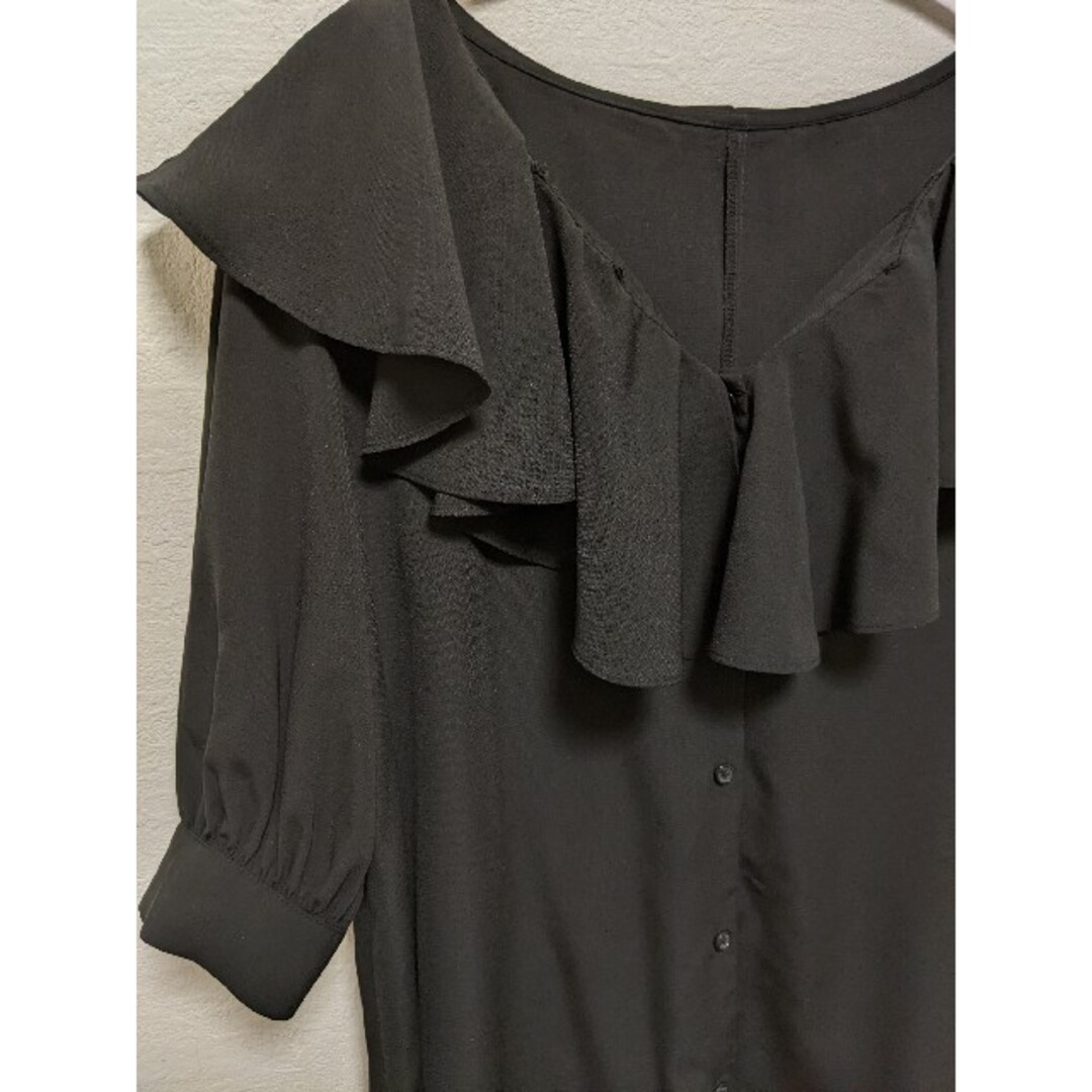 GU(ジーユー)のGU　フリフリ　ブラウス　黒 レディースのトップス(シャツ/ブラウス(半袖/袖なし))の商品写真