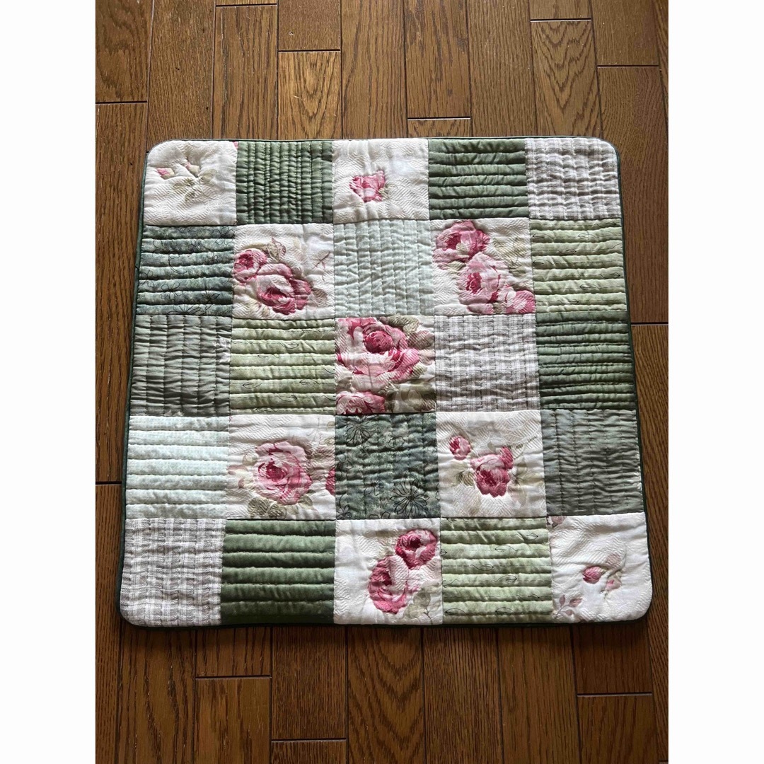 パッチワークキルト ハンドメイド クッションカバー鷲沢玲子quiltキルトピース ハンドメイドのインテリア/家具(インテリア雑貨)の商品写真