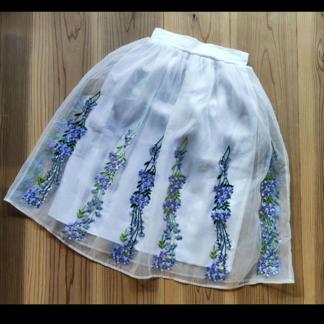 TOCCO closet(トッコクローゼット)のtocco closet　フラワー刺繍オーガンジースカート レディースのスカート(ひざ丈スカート)の商品写真