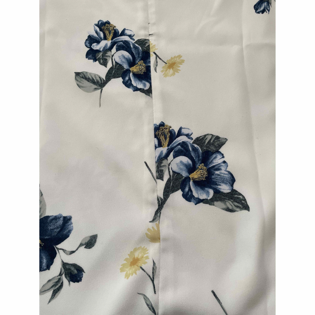 SNIDEL(スナイデル)のスナイデルSNIDEL花柄ワンピース　長袖　ホワイト　白　美品、未使用に近い レディースのワンピース(ひざ丈ワンピース)の商品写真