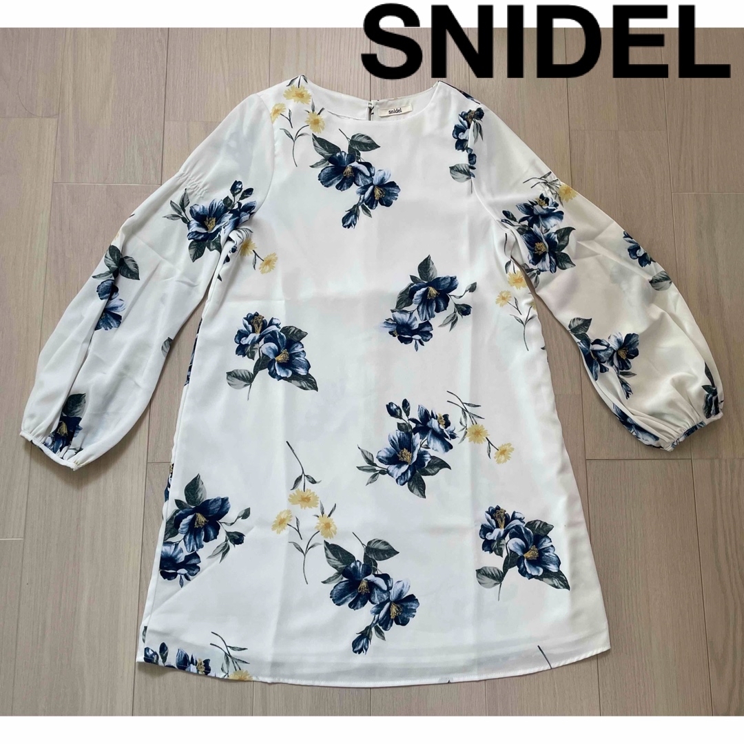 SNIDEL(スナイデル)のスナイデルSNIDEL花柄ワンピース　長袖　ホワイト　白　美品、未使用に近い レディースのワンピース(ひざ丈ワンピース)の商品写真