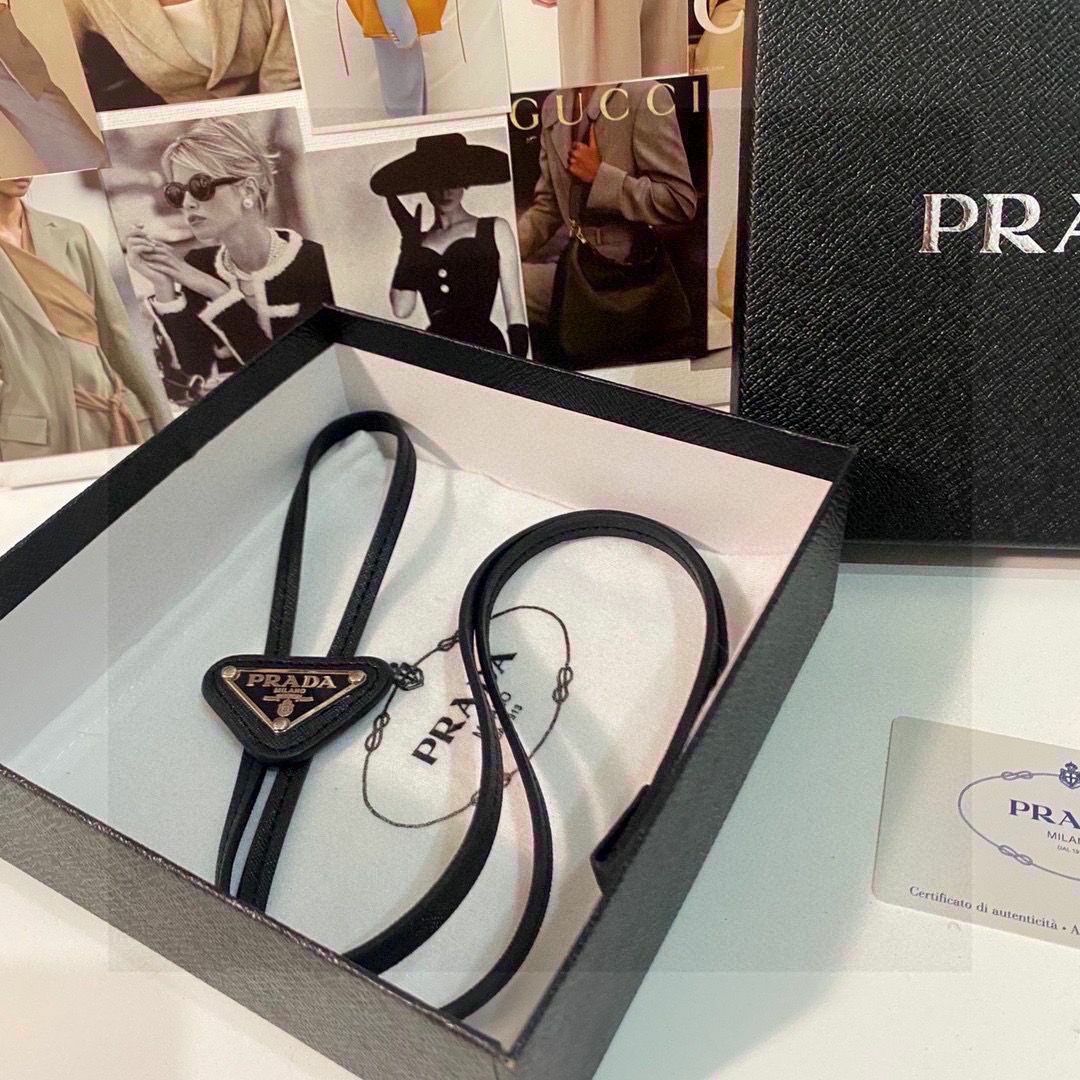 大人気！PRADA プラダ ネクタイ ループタイ ブラック 黒-