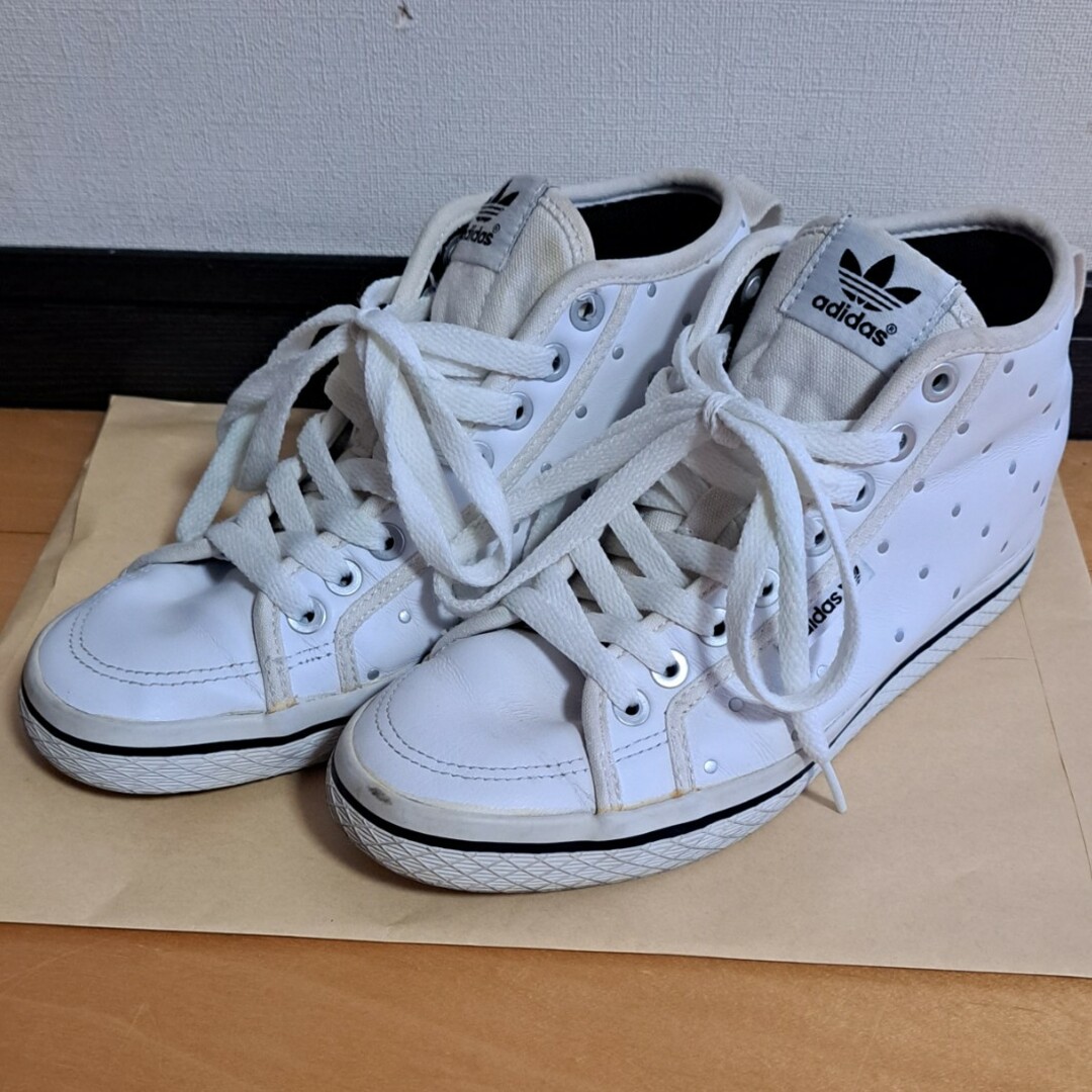 adidas インヒールスニーカー