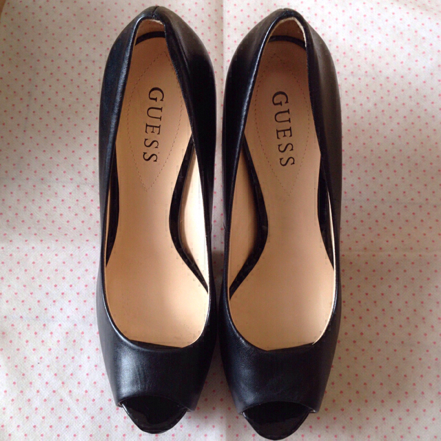 GUESS(ゲス)の値下げしました✨GUESS黒パンプス レディースの靴/シューズ(ハイヒール/パンプス)の商品写真