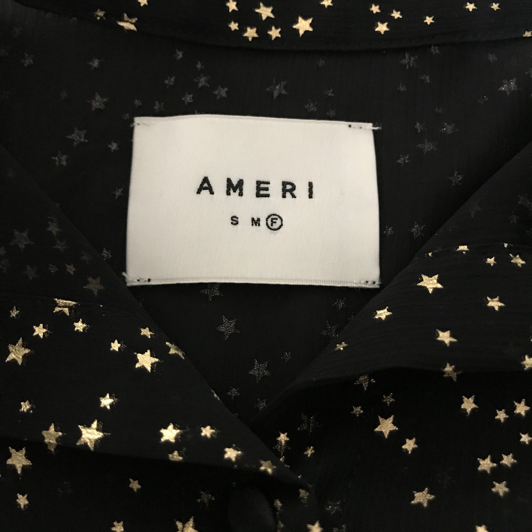 Ameri VINTAGE(アメリヴィンテージ)のアメリ　Ameri  星柄ブラウス　ブラック　AMERI  アメリビンテージ レディースのトップス(シャツ/ブラウス(長袖/七分))の商品写真