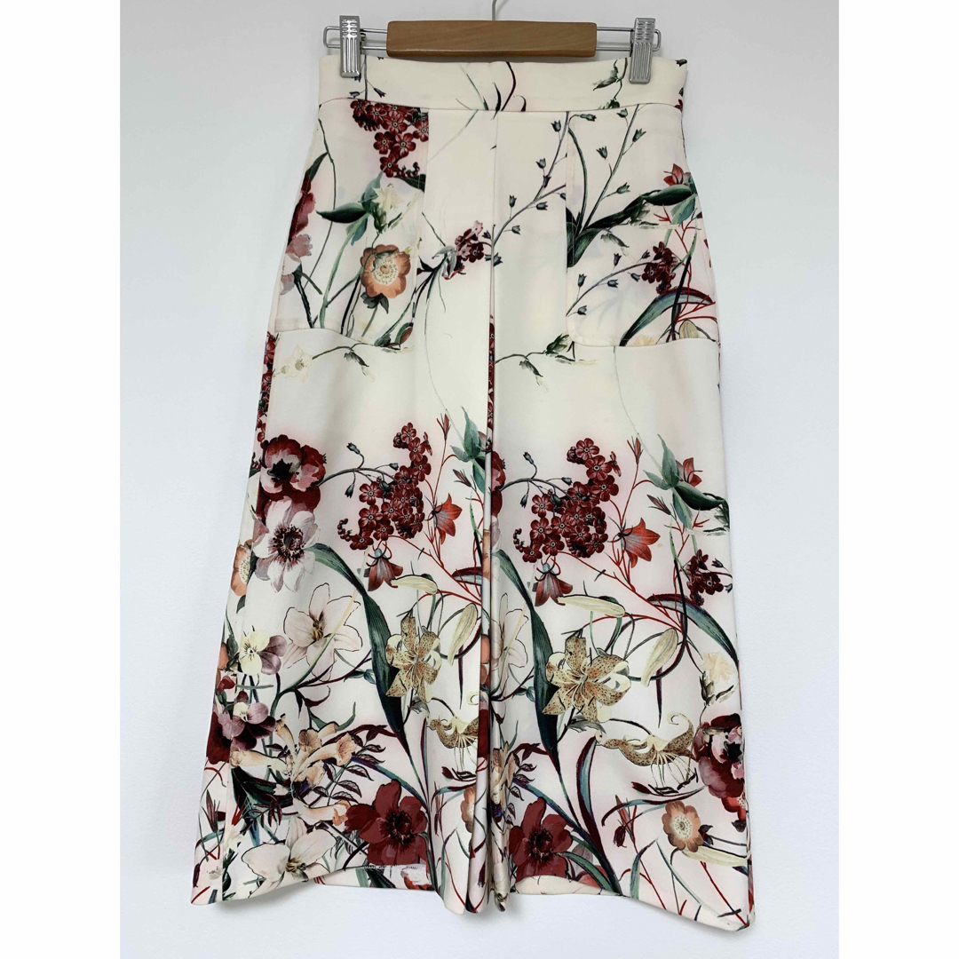 ZARA(ザラ)のZARA 花柄スカート レディースのスカート(ひざ丈スカート)の商品写真