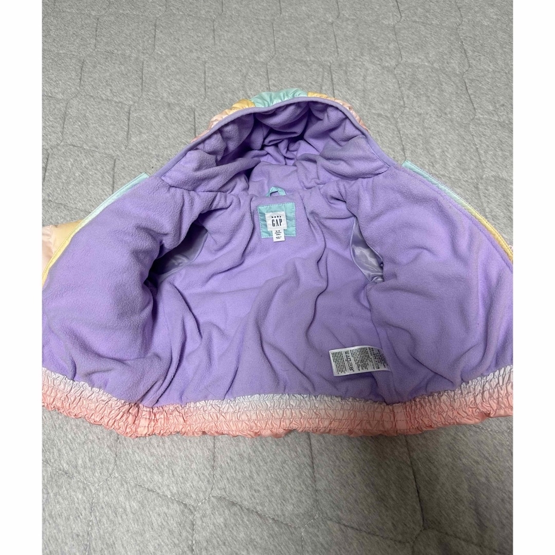 babyGAP(ベビーギャップ)のbaby Gap クマ耳レインボーダウン　アウター　70 キッズ/ベビー/マタニティのベビー服(~85cm)(ジャケット/コート)の商品写真