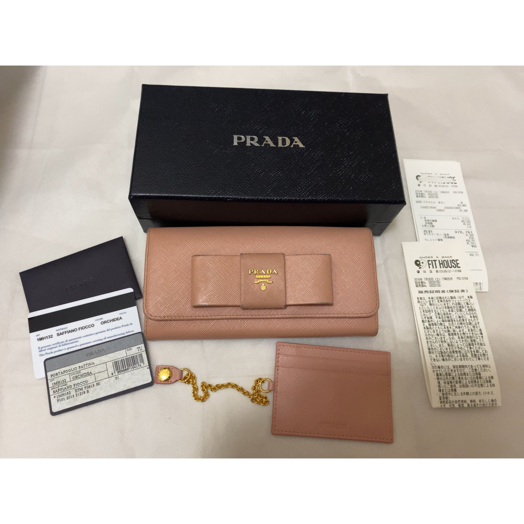 PRADA(プラダ)のPRADA フィオッコ リボン 長財布 サフィアーノ レザー パスケース ピンク レディースのファッション小物(財布)の商品写真