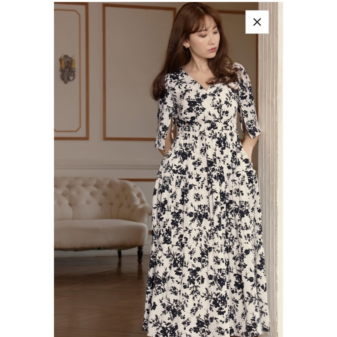 Monotone Floral Slit Sleeve Dress