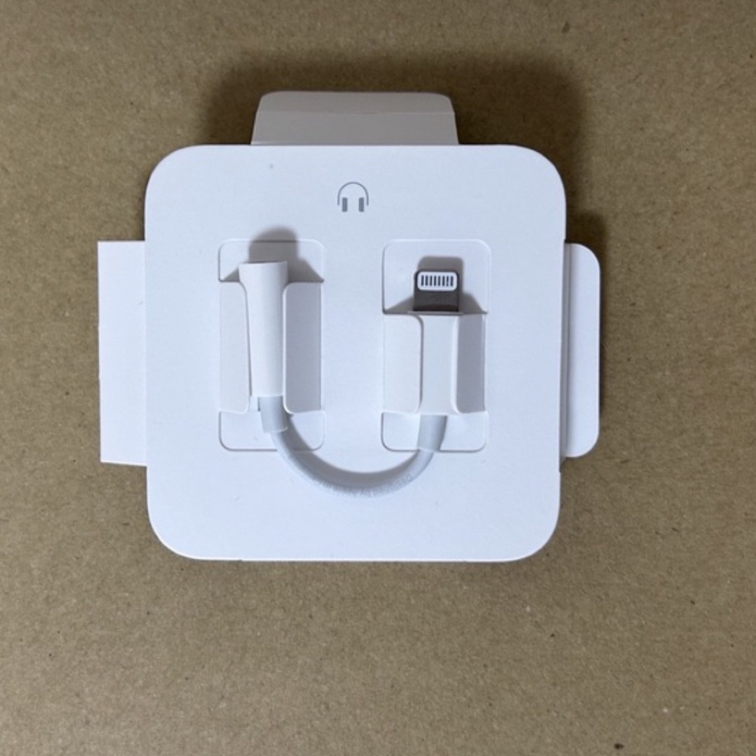 Apple(アップル)のApple純正イヤホンジャックアダプタ スマホ/家電/カメラのスマホアクセサリー(ストラップ/イヤホンジャック)の商品写真