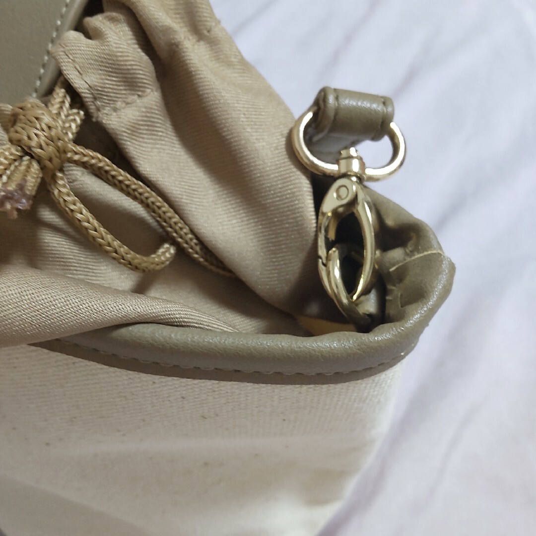 帆布 キャンバス レザー バケツ型 ショルダーバッグ ベージュ × アイボリー レディースのバッグ(ショルダーバッグ)の商品写真
