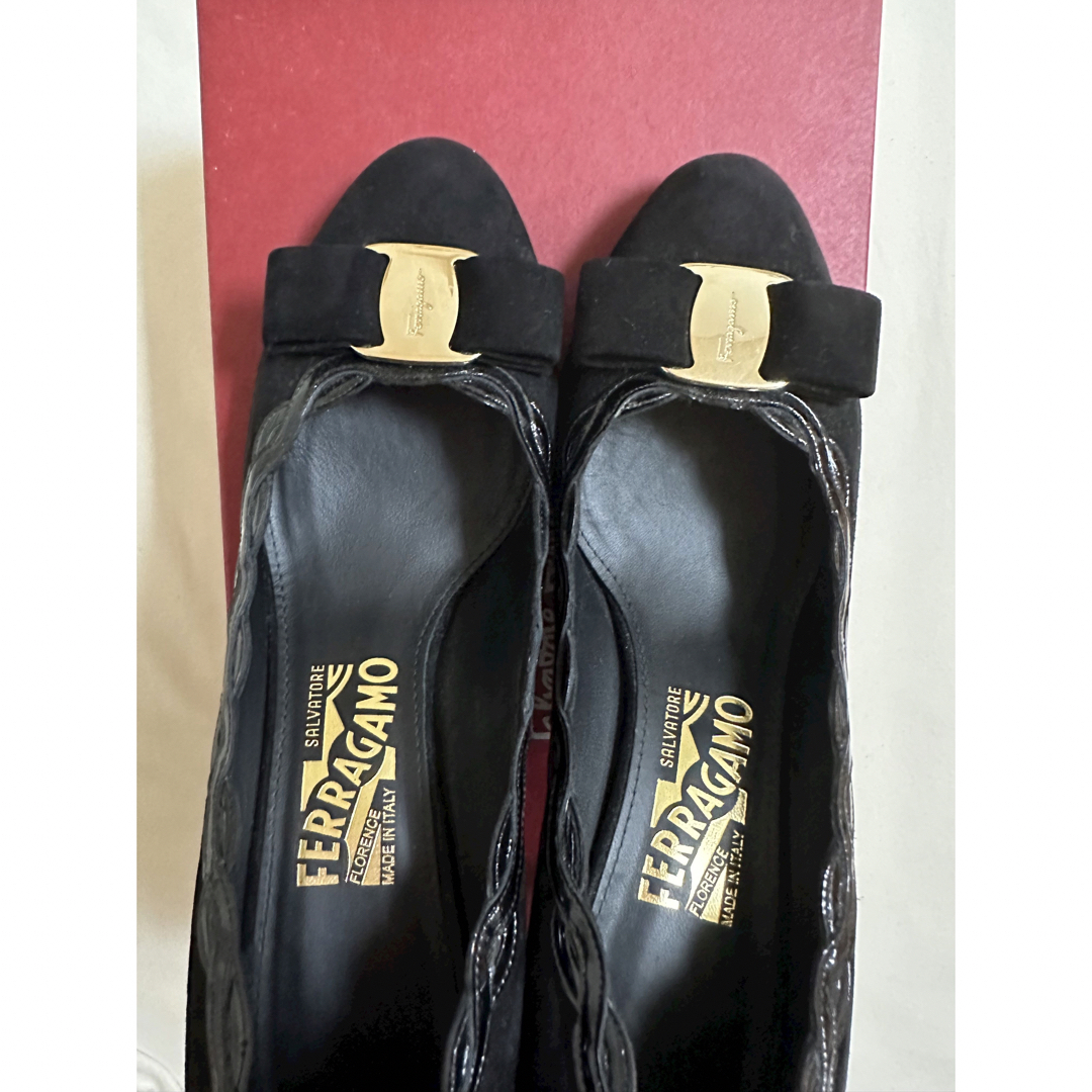 Salvatore Ferragamo(サルヴァトーレフェラガモ)のサルヴァトーレ フェラガモ ヴァラリボンパンプス 黒ブラック レディースの靴/シューズ(ハイヒール/パンプス)の商品写真