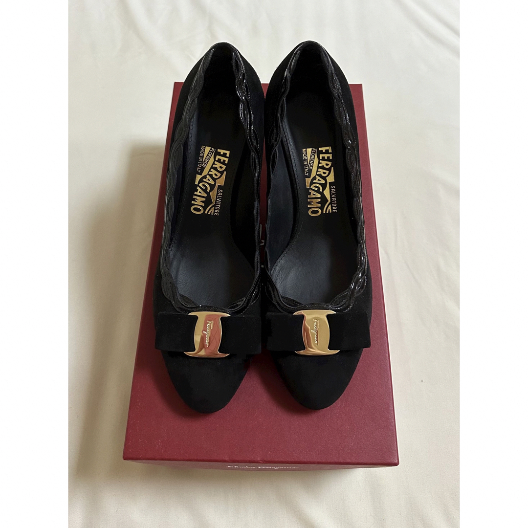 Salvatore Ferragamo(サルヴァトーレフェラガモ)のサルヴァトーレ フェラガモ ヴァラリボンパンプス 黒ブラック レディースの靴/シューズ(ハイヒール/パンプス)の商品写真