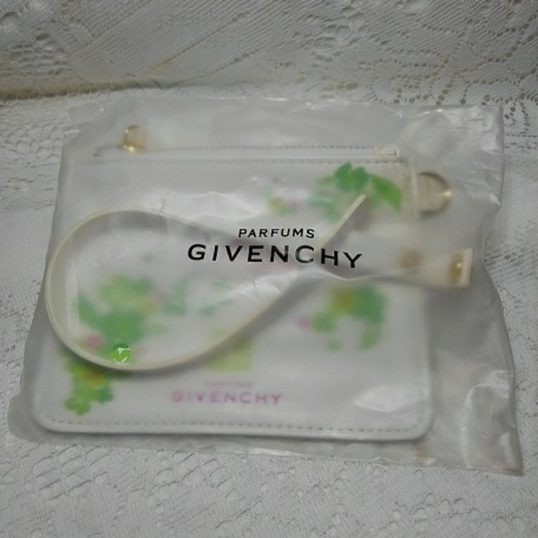 GIVENCHY(ジバンシィ)のGIVENCHY ノベルティ品 ポーチ レディースのファッション小物(ポーチ)の商品写真