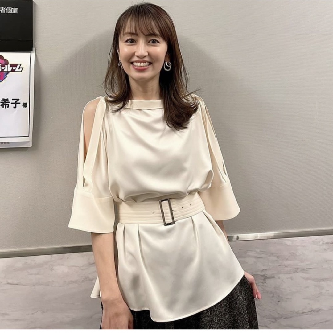 矢田亜希子着用サテンチュニックブラウス | フリマアプリ ラクマ