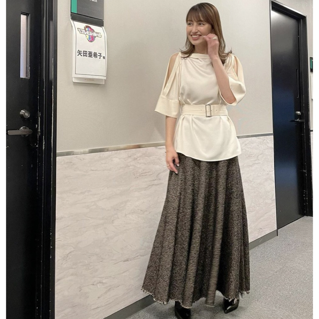 矢田亜希子着用サテンチュニックブラウス