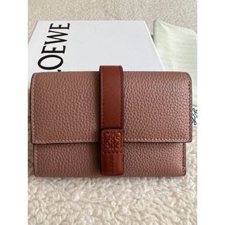 ロエベ(LOEWE)の美品ロエベloewe三つ折り財布スモールバーティカルウォレット　ピンクカーキ(財布)