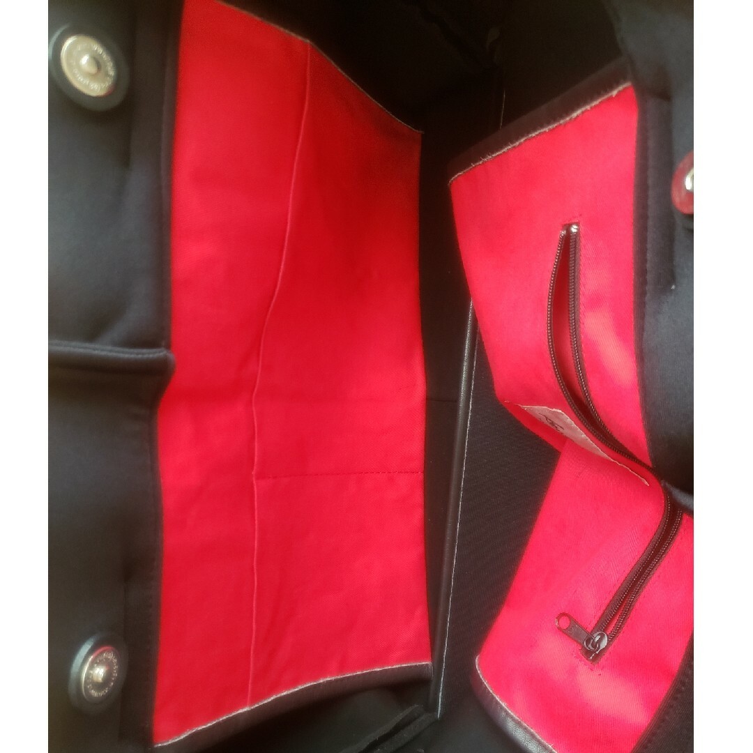 kawa-kawa(カワカワ)のkawa-kawa（カワカワ）黒いトートバッグ　Mサイズ レディースのバッグ(トートバッグ)の商品写真