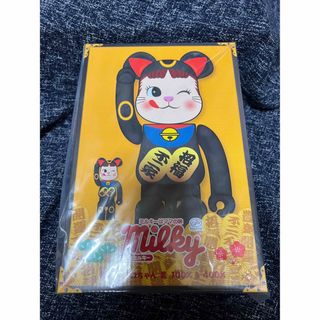 ベアブリック(BE@RBRICK)のベアブリック　招き猫 ペコちゃん 黒 ウィンク　フィギュア　400％のみ(その他)