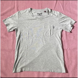 ティーエムティー(TMT)のTMT BIGHOLIDAY 胸ポケット付Tシャツ　グレー　サイズS(Tシャツ/カットソー(半袖/袖なし))
