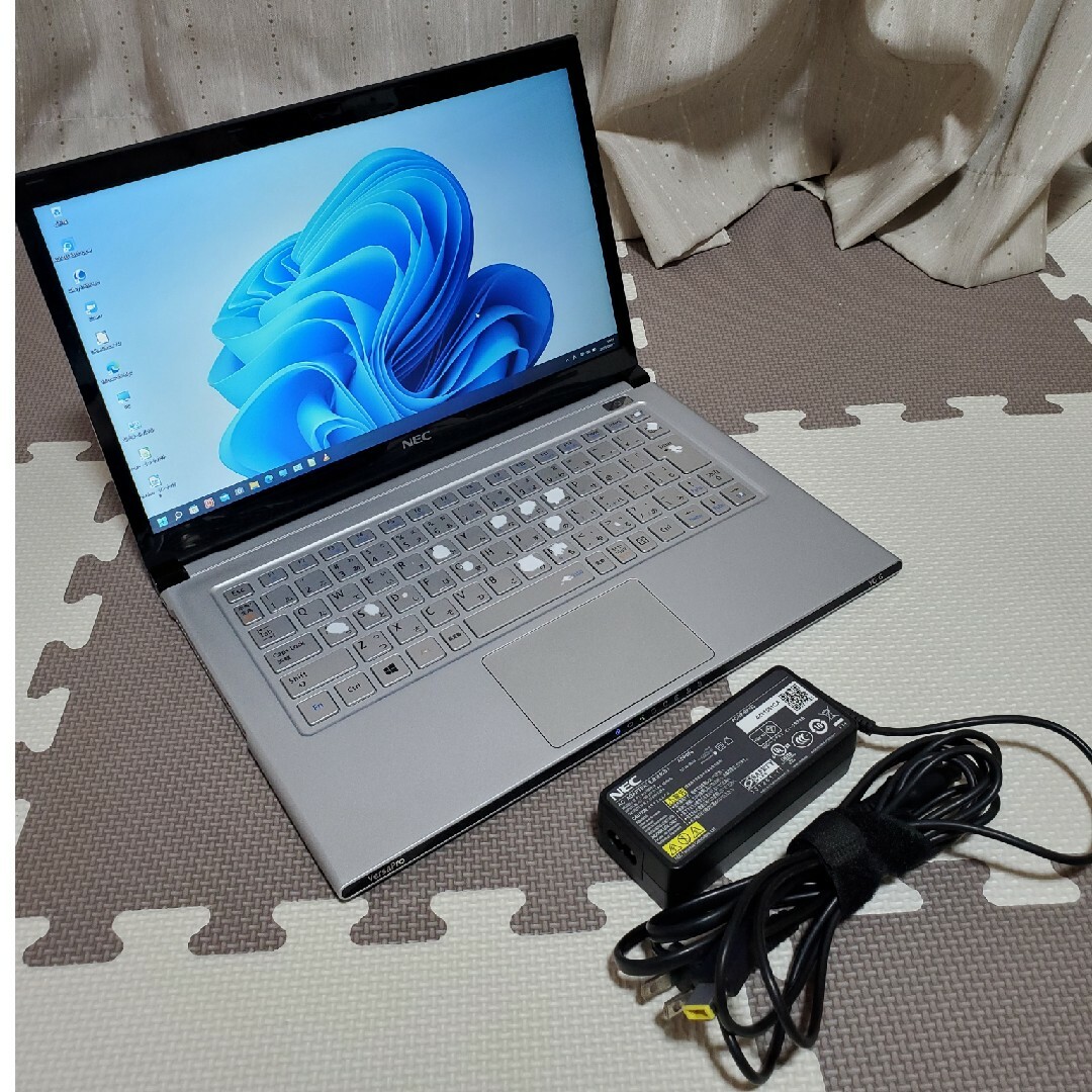 SDカードスロット右側Windows11 NEC 薄型超軽量890g ウルトラブック！！ノートパソコン