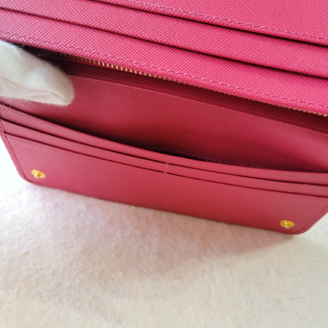 PRADA(プラダ)の【PRADA】リボン 二つ折り長財布 赤 サフィアーノレザー ピンクレッド レディースのファッション小物(財布)の商品写真