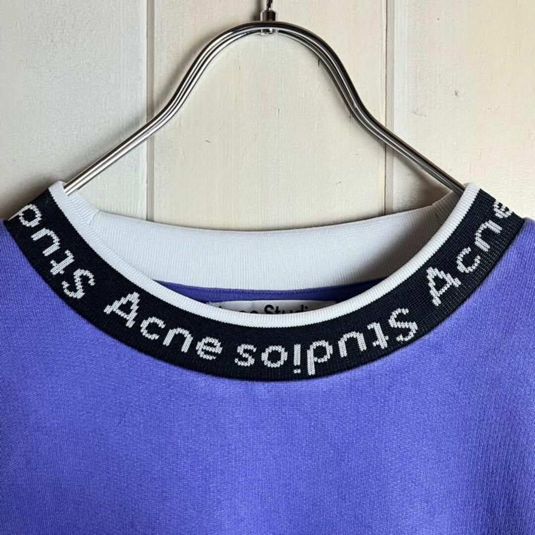 Acne studiosの首元ロゴトレーナー