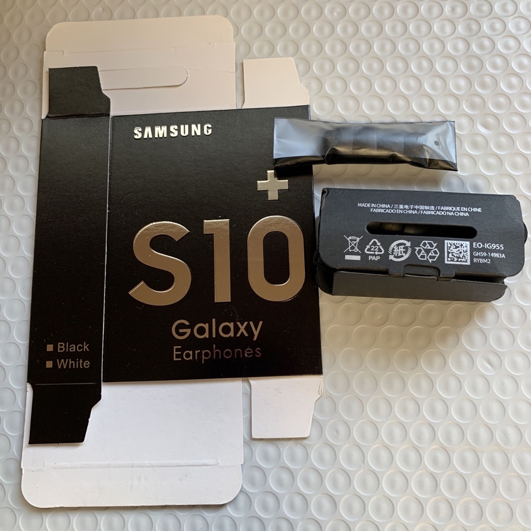 Galaxy(ギャラクシー)のGALAXY S10 純正イヤホン　ジャック式　新品 スマホ/家電/カメラのオーディオ機器(ヘッドフォン/イヤフォン)の商品写真