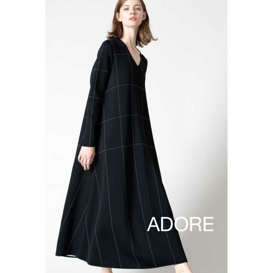 ADORE(アドーア)の《新品タグ付き》ADORE アドーア　Vネック ステッチジャガード ワンピース レディースのワンピース(ロングワンピース/マキシワンピース)の商品写真