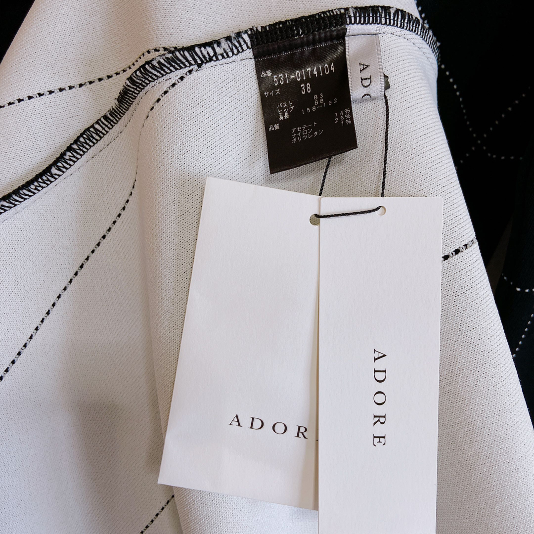 ADORE(アドーア)の《新品タグ付き》ADORE アドーア　Vネック ステッチジャガード ワンピース レディースのワンピース(ロングワンピース/マキシワンピース)の商品写真