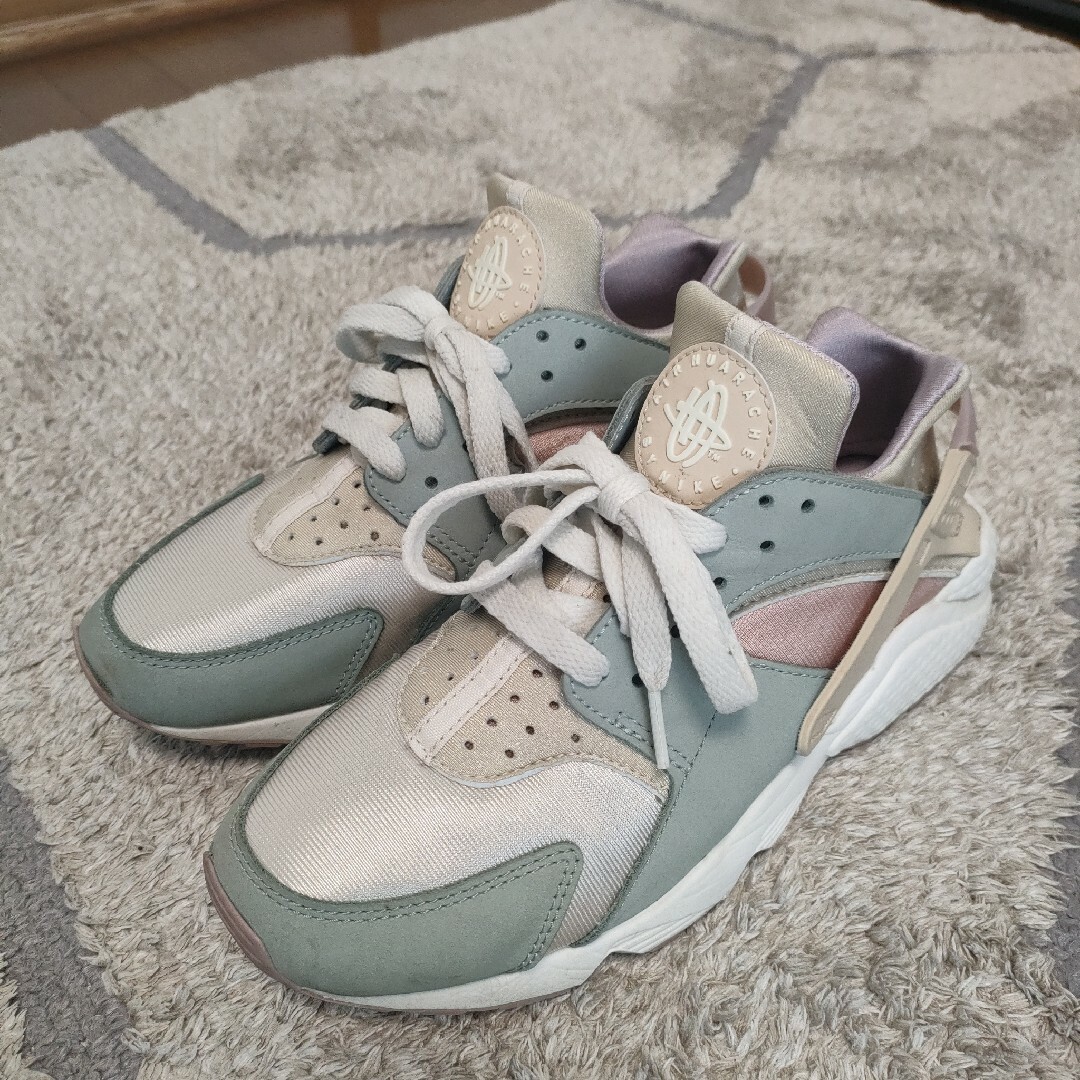 NIKE(ナイキ)のNIKE AIR HUARACHE　ナイキ エア ハラチ　レディーススニーカー レディースの靴/シューズ(スニーカー)の商品写真