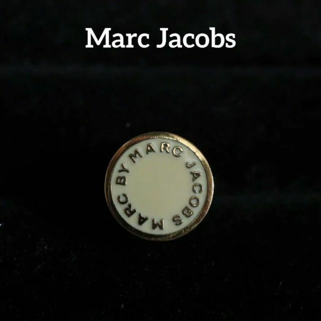 MARC JACOBS(マークジェイコブス)の【匿名配送】マーク ジェイコブス 片耳ピアス ゴールド ロゴ 白 レディースのアクセサリー(ピアス)の商品写真