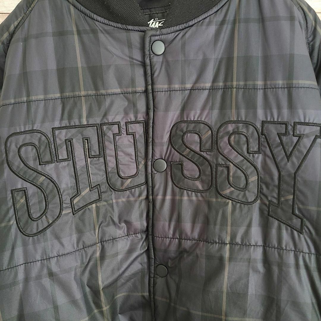 STUSSY(ステューシー)の【入手困難】ステューシー 刺繍ビッグロゴ　チェック ブラック　中綿　スタジャン メンズのジャケット/アウター(ブルゾン)の商品写真