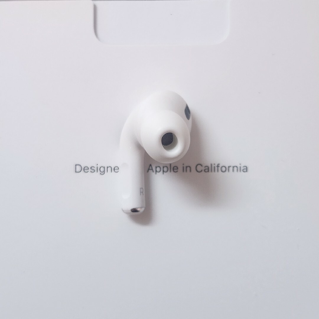 【極美品】Apple正規品　AirPods Pro第1世代　右耳　R　第一世代 スマホ/家電/カメラのオーディオ機器(ヘッドフォン/イヤフォン)の商品写真