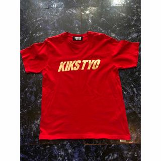 キックスティーワイオー(KIKS TYO)のキックスティーワイオー　KIKSTYO ロゴプリント　トップス半袖Tシャツ　赤(Tシャツ/カットソー(半袖/袖なし))