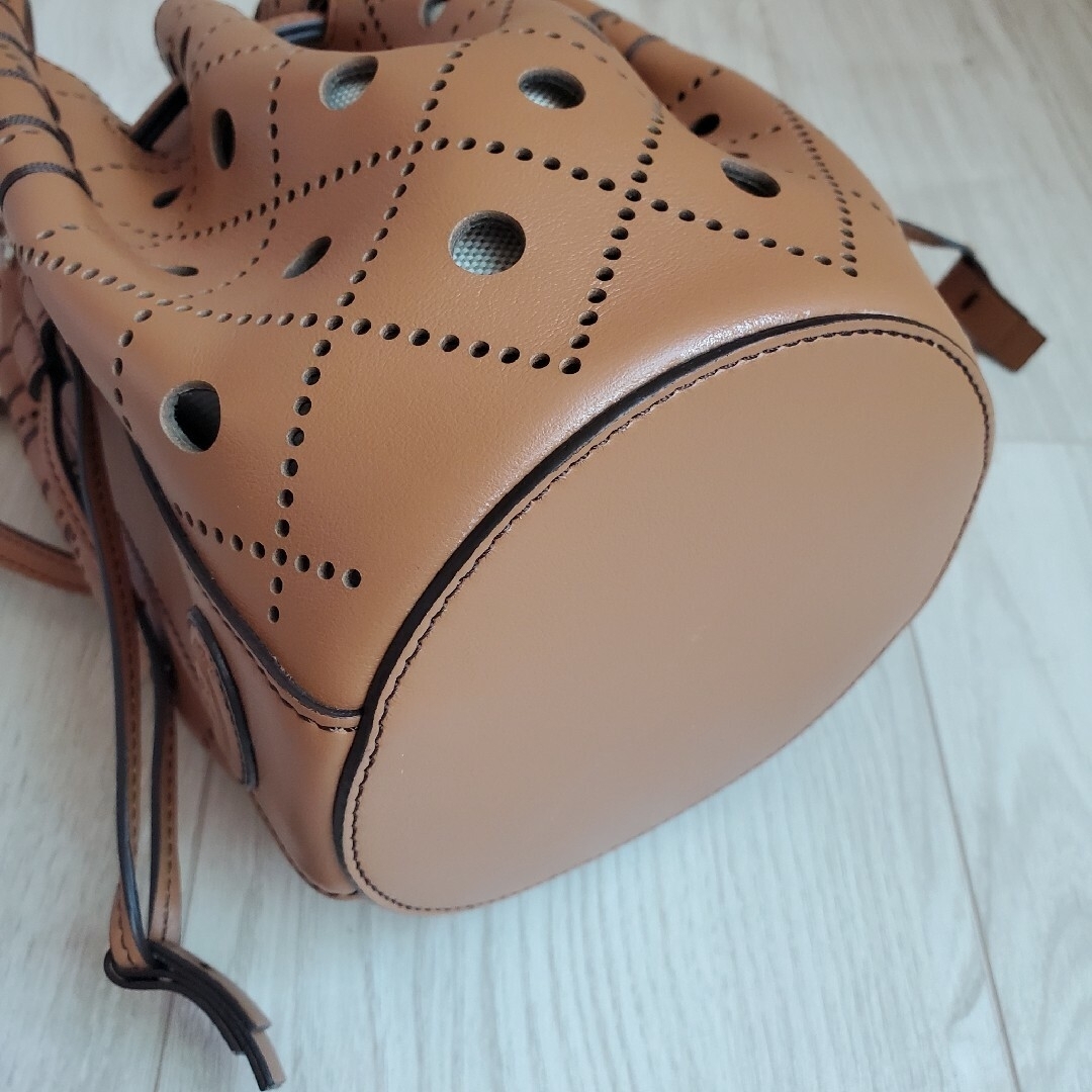 新品同様《トッズ》マイクロ バケット ショルダーバッグ 2way パンチング