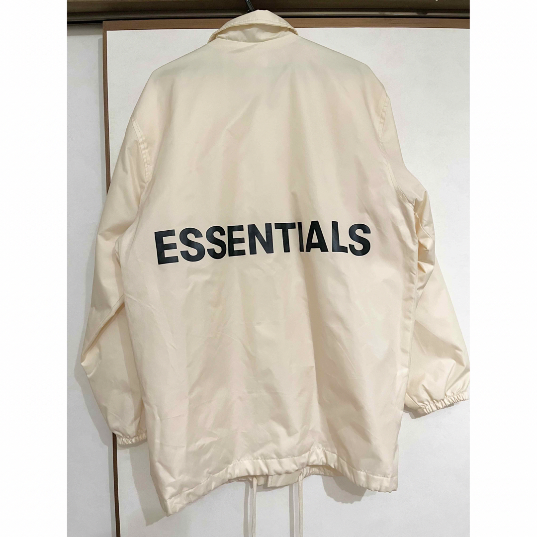 FEAR OF GOD(フィアオブゴッド)のFEAR OF GOD ESSENTIALS コーチジャケット 白 ホワイト メンズのジャケット/アウター(ナイロンジャケット)の商品写真